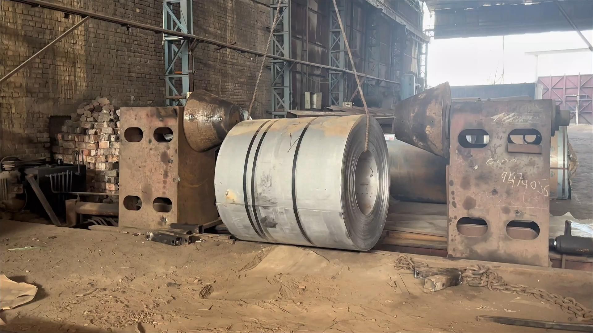 Как стальные рулоны превращаются в стальные трубы.