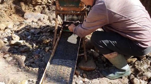 ПОИСК ЗОЛОТА В РУЧЬЕ! смотреть онлайн