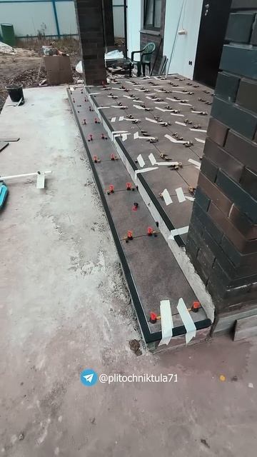 Входная группа. Укладка керамогранита зимой.