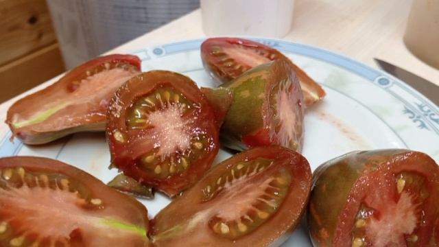 Томаты гномы ОПО и МОРСКИЕ ЗВОНКИ( КОЛОКОЛЬЧИКИ)