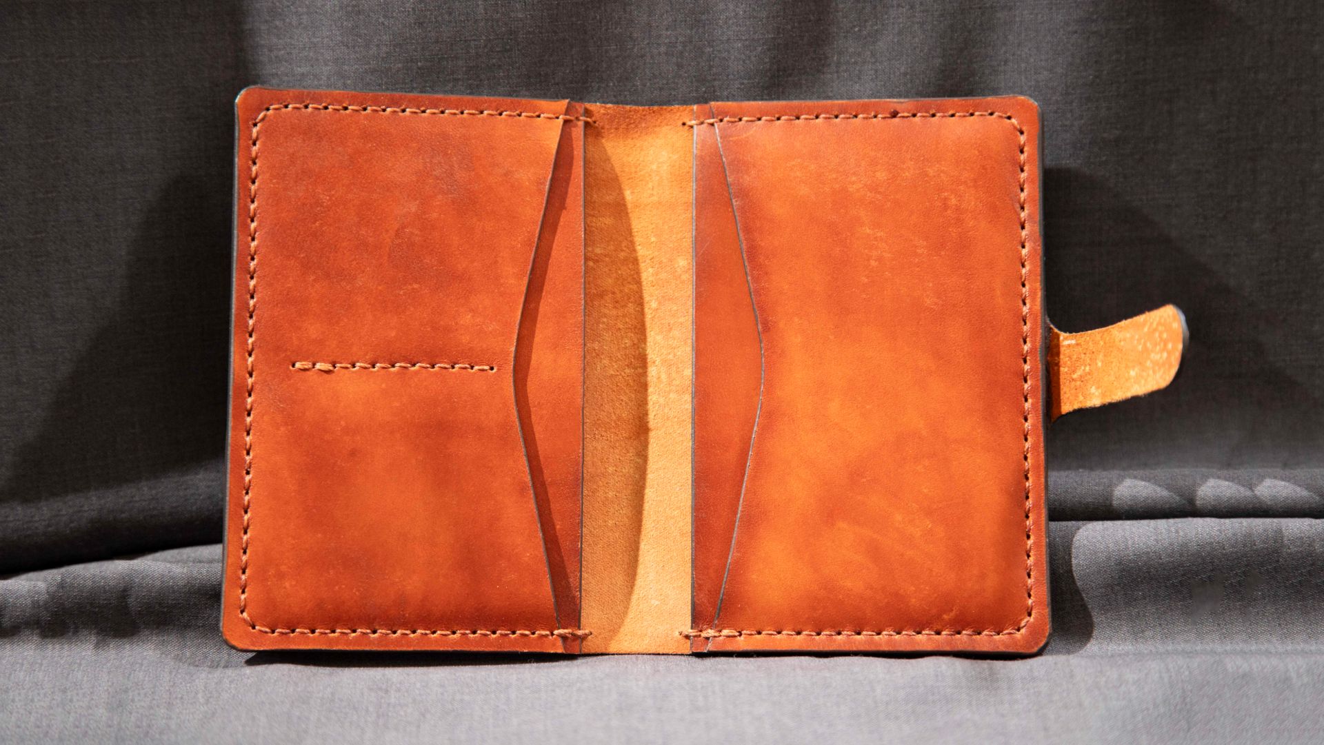 Портмоне из кожи своими руками. Портмоне COVER. Как сшить бумажник из кожи. Работа с кожей