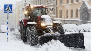 Коммунальные службы Хабаровска откапывают город из сугробов. Основные работы ведутся ночью