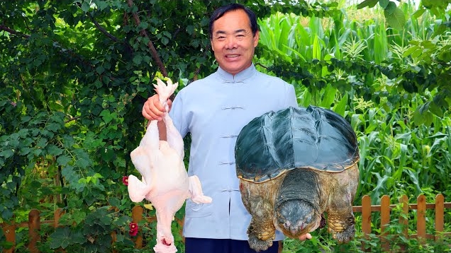 Гигантская черепаха щелкунчик и цыпленок, запеченные в листьях и глине. Невероятно сочно и ароматно смотреть онлайн