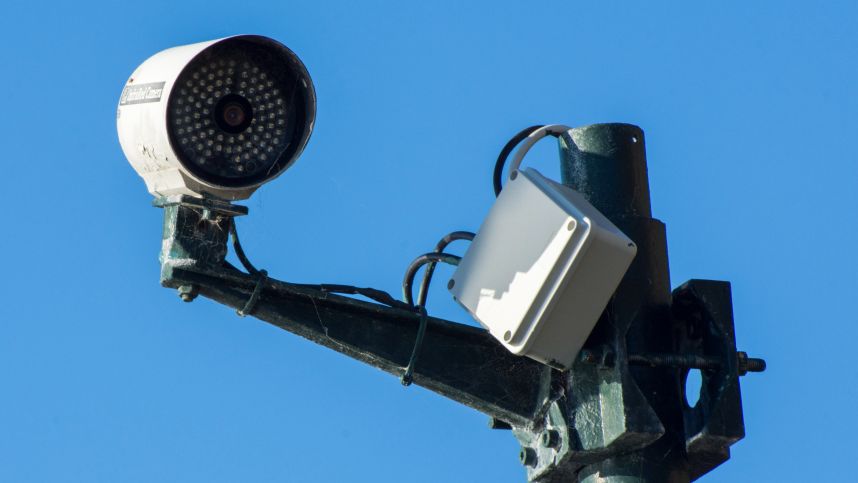 Большой брат в каждом дворе: в Петербурге камеры видеонаблюдения хотят подключить к нейросетям смотреть онлайн