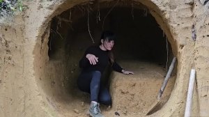 Девушка построила подземное убежище с мансардным окном и бездымным камином.