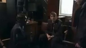 Карпов избивает следователей за бухло на работе.