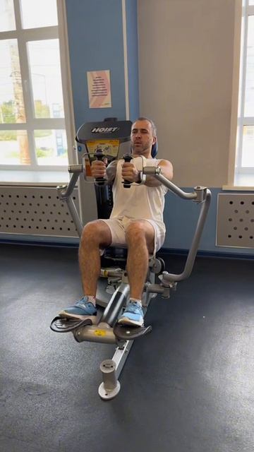 сведение рук в тренажере