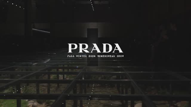 Показ женской коллекции Prada осень-зима 2024-2025 смотреть онлайн
