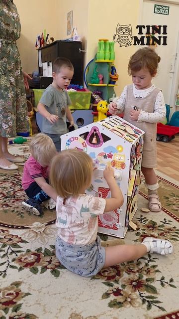 Как играют с бизибордом дети в саду. Развивающие домики TiniMini.