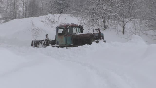 ТАКИЕ СУГРОБЫ ПОД СИЛУ ТОЛЬКО ЕМУ! ТРАКТОР ДТ-75 ЧИСТИТ СНЕГ.
