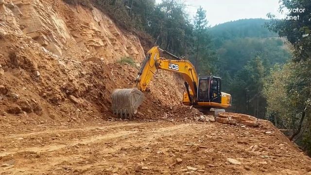 Опасная красота: мастер своего дела прокладывает путь сквозь горы !