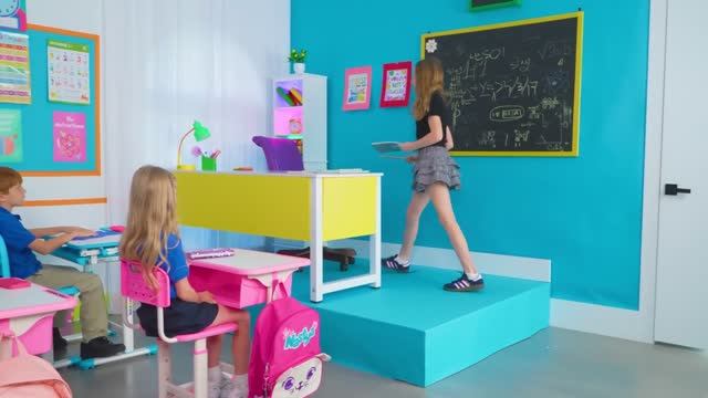 Настя учит детей правильному поведению и этикету в шко