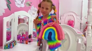 Настя собирается на дискотеку и выбирает духи