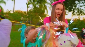 Настя учит детей помогать старшим