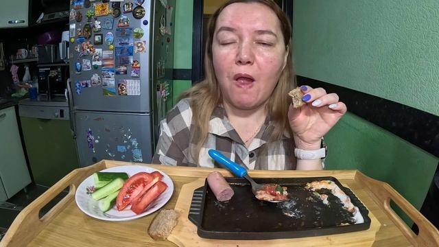 Яичница с помидорами, сосиска из индейки. Завтрак #еда#вкусная домашняя еда смотреть онлайн