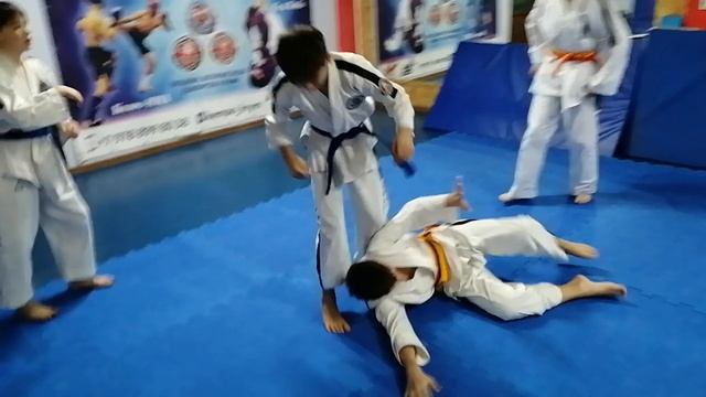 Бросок через бедро в детской группе КЭМПО смотреть онлайн