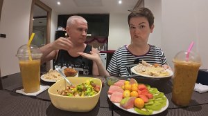 Мукбанг ИЗБАЛОВАЛА Вована, достал уже! ВЫСКАЗАЛА ему всё что НАКИПЕЛО! Семейный ужин в Таиланде