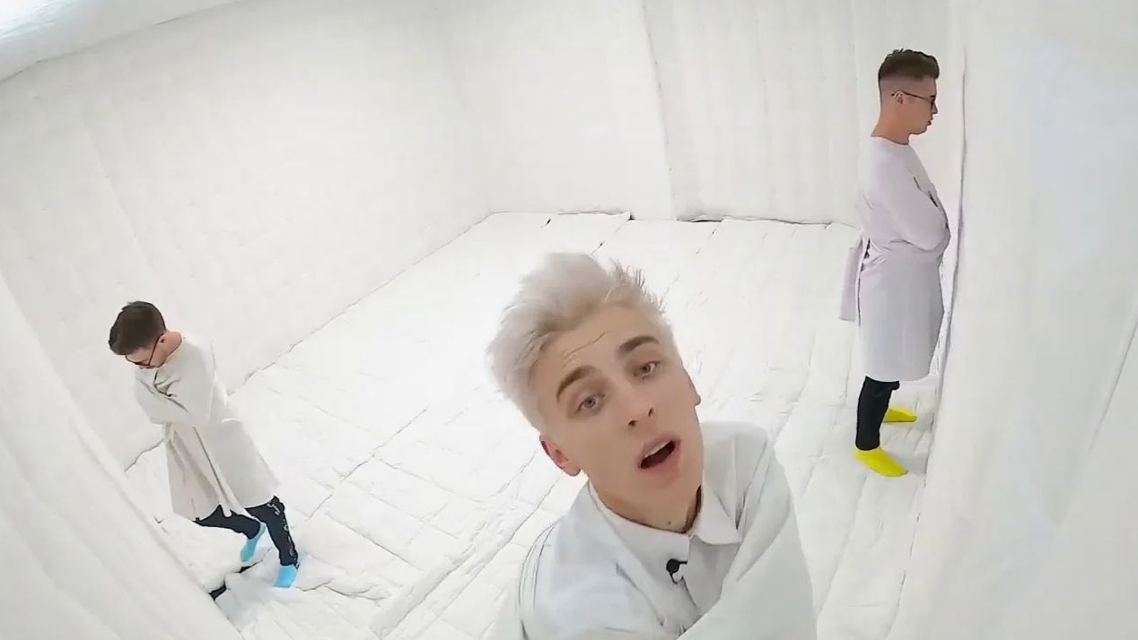 ВЛАД А4 - Я Провёл 24 ЧАСА в Сумасшедшей Белой КОМНАТЕ ! А4 смотреть онлайн