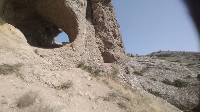 Красивый грот Эолова Арфа в Крыму нс мысе Алчак-Кая на Чёрном море смотреть онлайн