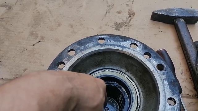 Скания.  Ступица заднего моста мокнет ,причины.