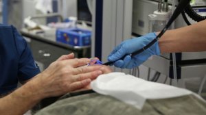 Проткнувшего кишечник пенсионеру врача Приморья будут судить за смерть пациента