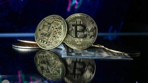 Экономист заявил о связи спада крипторынка с продажами акций в США