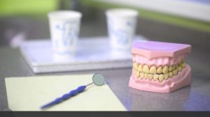 Стоматолог предупредил об опасности отбеливающих полосок и гелей для зубов