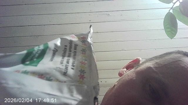 Насыпаю специальный грунт для посадки рассады, и для вспоминания навыков