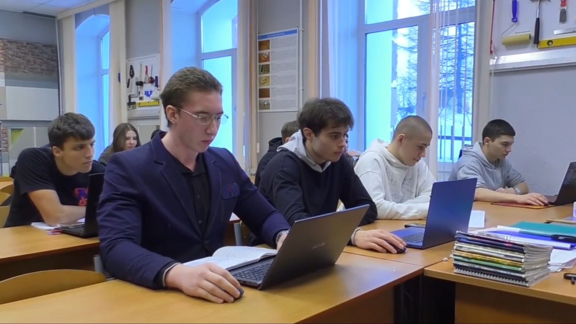 Получить пятерки по всем предметам – новый тренд магаданских студентов СПО смотреть онлайн