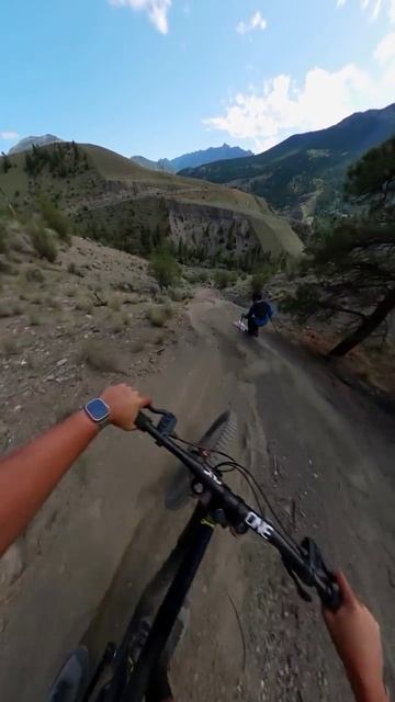 Экстрим на максимум! Один летит на велике, второй - на лыжах по грунту. 😂⛰🚴♂️ смотреть онлайн