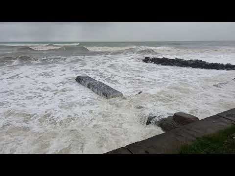 Шторм в Сочи, возле Хосты. Бушующая стихия воды Шторм в Сочи, возле Хосты. Бушующая стихия воды