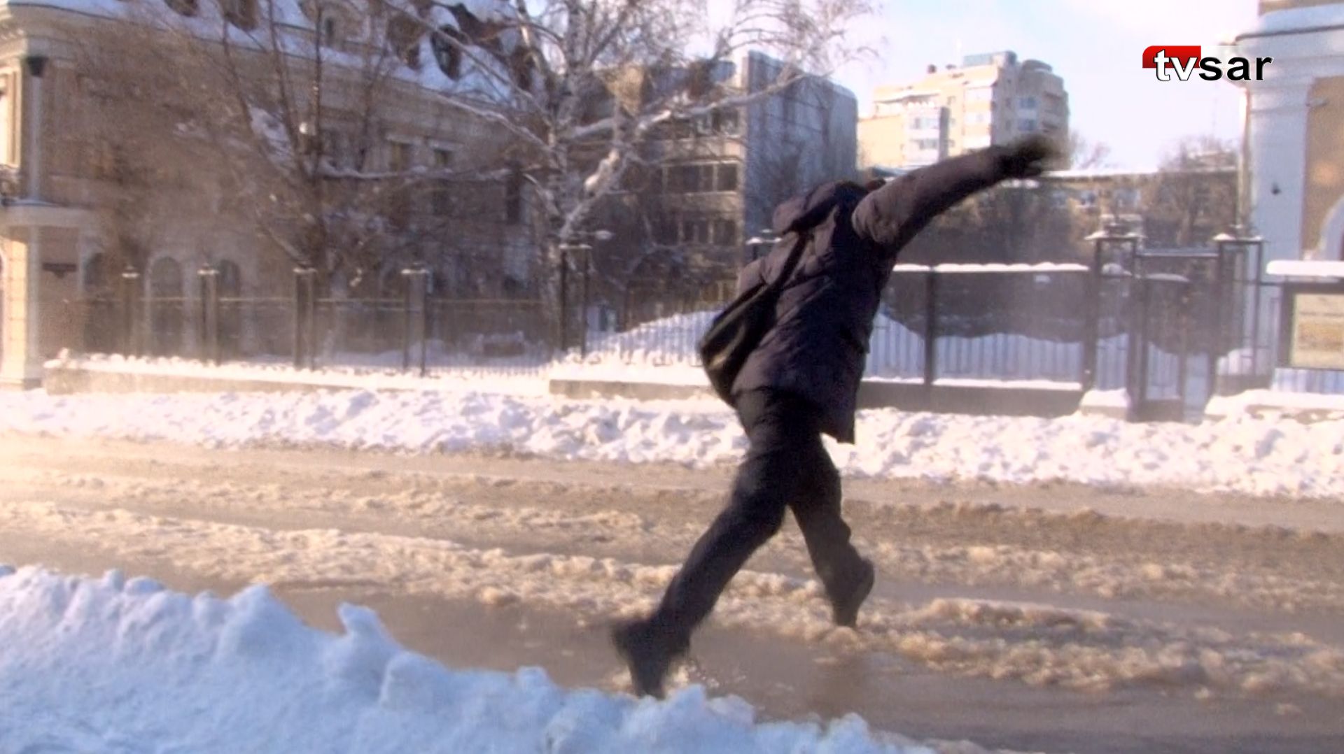 Коммунальная "оттепель". Саратовские улицы заливают потоки воды смотреть онлайн