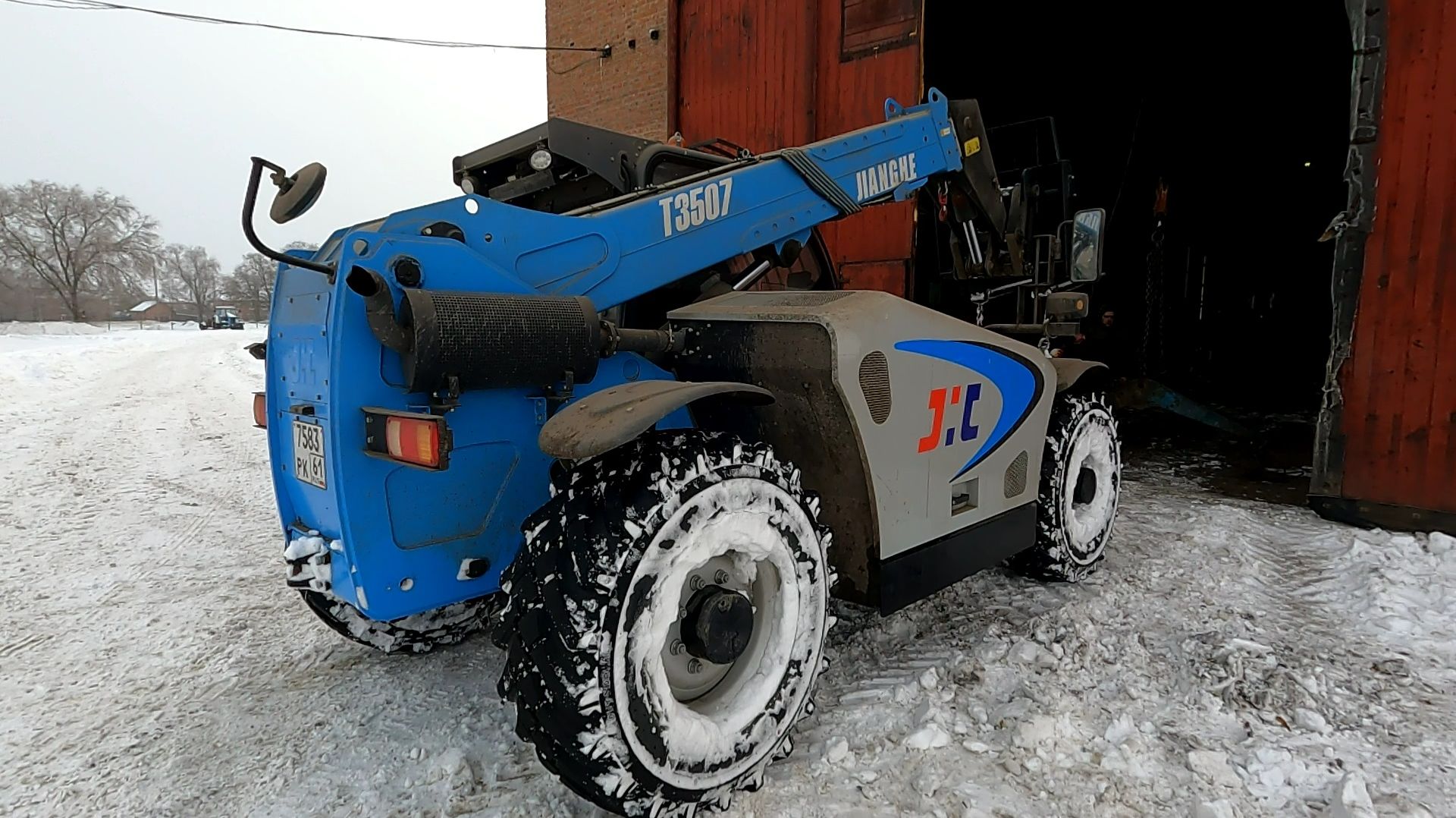 Борьба со снегом продолжается! Задействуем все силы! смотреть онлайн