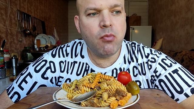 МУКБАНГ МАКАРОНЫ С ТУШËНКОЙ/ОБЖОР/ОБЕД/еда на камеру