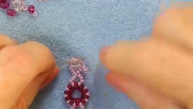 Как сделать браслет из плетеных двойных и шелковистых бусин — летний вариант. смотреть онлайн