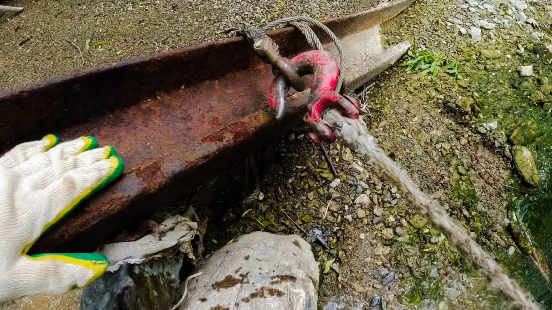 Рельса с пляжа.Железная речка выручает двумя рельсами и прутом с хомутом смотреть онлайн