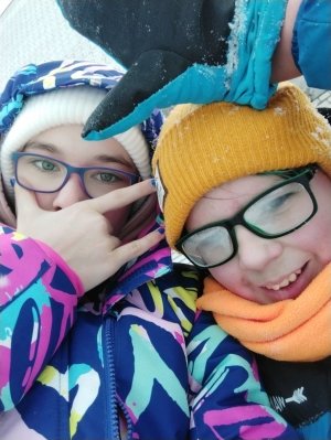 кидаю мальчиков в сугроб