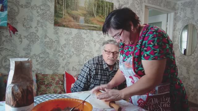 Лепим Пельмени. День первый. Муж нервничает смотреть онлайн