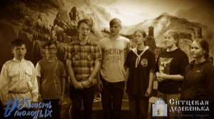 Камень лежит у жасмина