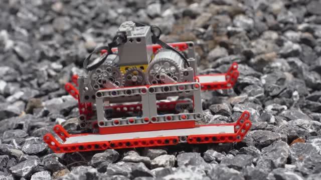 LEGO Challenge_ 3 Ходока LEGO против 5 невозможных местностей – Кто выживет? смотреть онлайн