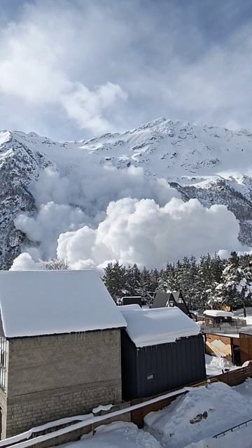 Снежная лавина в Приэльбрусье недалеко от Эльбруса