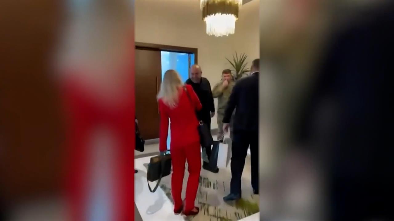 Появились кадры с украинской делегацией на переговорах в Абу-Даби. смотреть онлайн