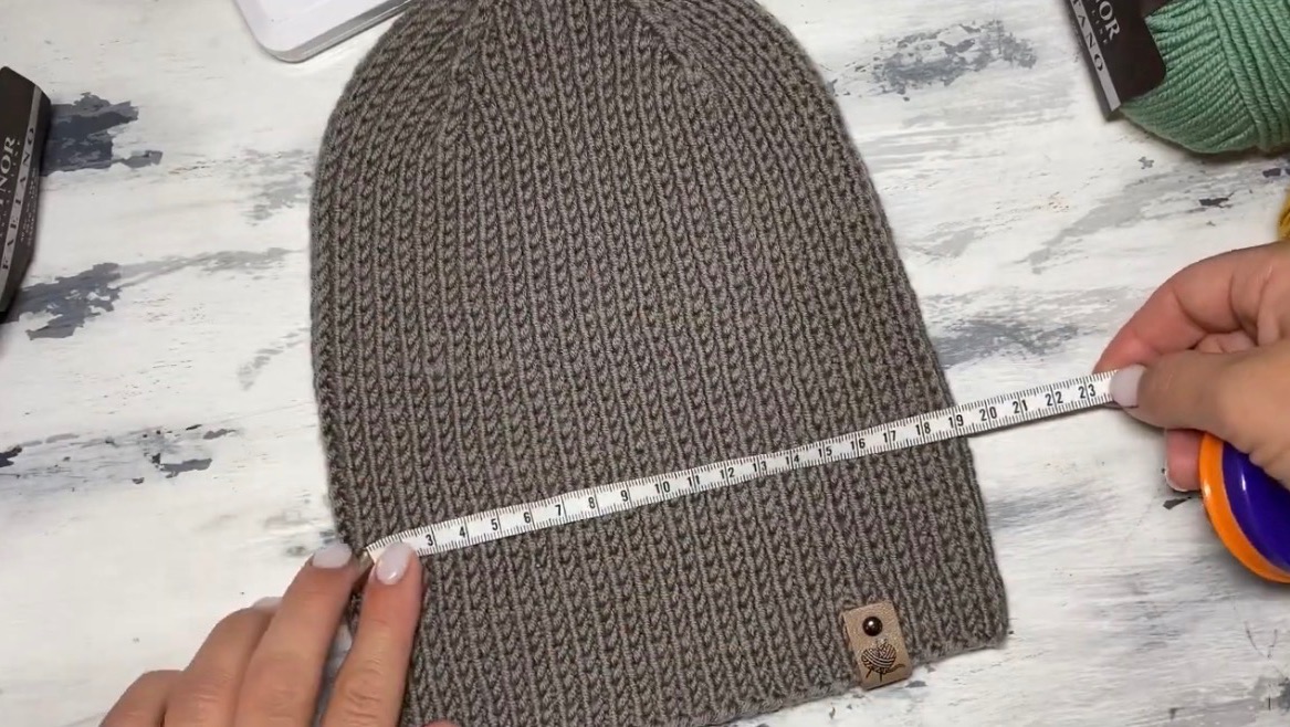 Мастер-класс: модная шапка резинкой 1*1 с вытянутой петлей и с красивой макушкой. смотреть онлайн