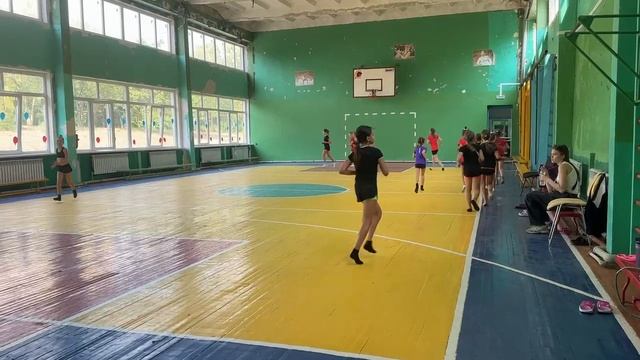 Подмосковные волонтеры доставили гумпомощь гимнасткам Макеевки