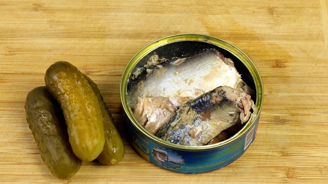 Беру БАНКУ Консервы и солёные огурцы! Готовлю потрясающий салат! Вкусный рецепт из простых продуктов смотреть онлайн