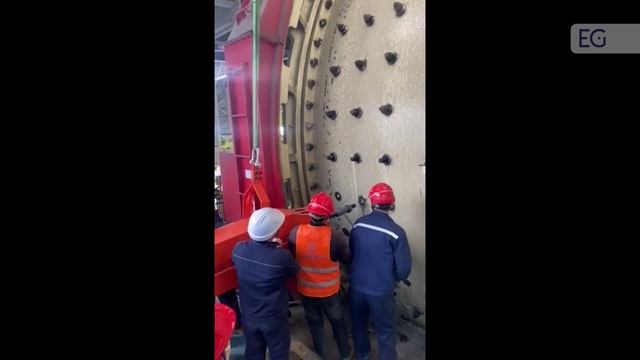 Гидромолот для выбивания футеровочных болтов мельниц ME-150A Гидромолот для выбивания футеровочных болтов мельниц ME-150A