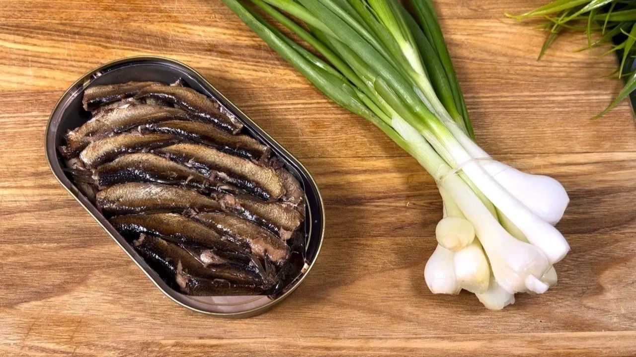 Салаты из 90-х, которые БЫЛИ на каждой ГУЛЯНКЕ! Бюджетно, быстро и вкусно (два простых рецепта) смотреть онлайн