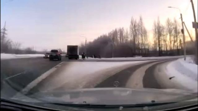 Легковую унесло в кусты на Красноярском тракте в Омске