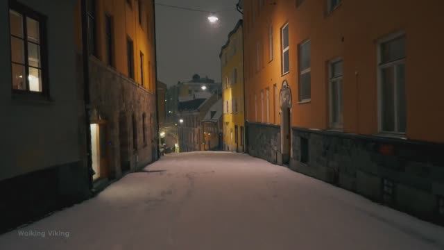 Сильный снегопад, ночная прогулка по Старому Стокгольму смотреть онлайн