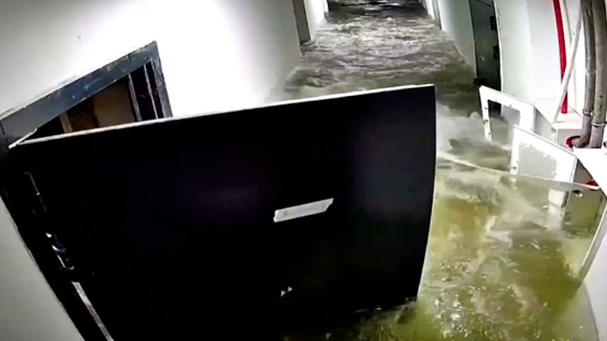 «Титаник» по-хабаровски: прорыв трубы в Хабаровске привел к затоплению паркинга смотреть онлайн